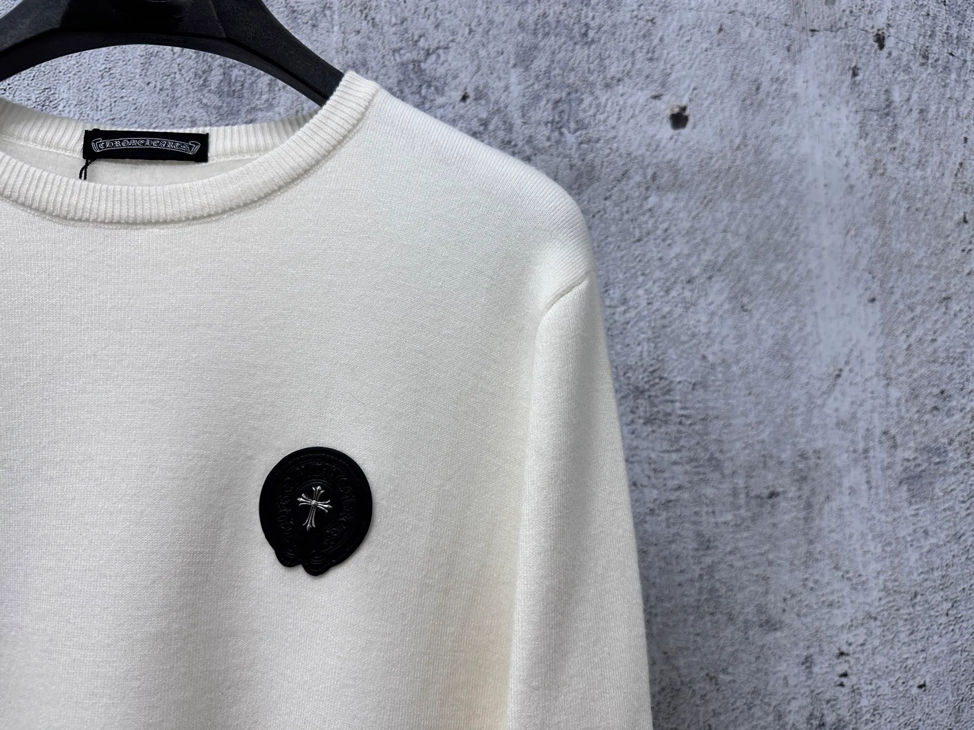 P300 [Chrome Hearts] Chrome Hearts 2025 new autumn and winter knitted fleece sweater is simple and elegant, easy to match and versatile, extremely high-grade, perfectly integrated into fashion and style, a top fashionable style that is perfect for outer wear! The whole thing gives people a natural feeling! The ultimate classic versatile short-sleeved T-shirt, using the latest three-dimensional logo elements to highlight the concave and convex texture! The ultimate heavy work, the ultimate perfection! Size: S-3XL